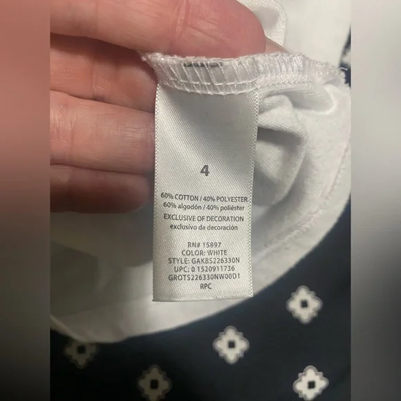 🔥2/$10 Kids White Hooded Short Sleeve sequence Shark Shirt- size 4t - Picture 4 of 5